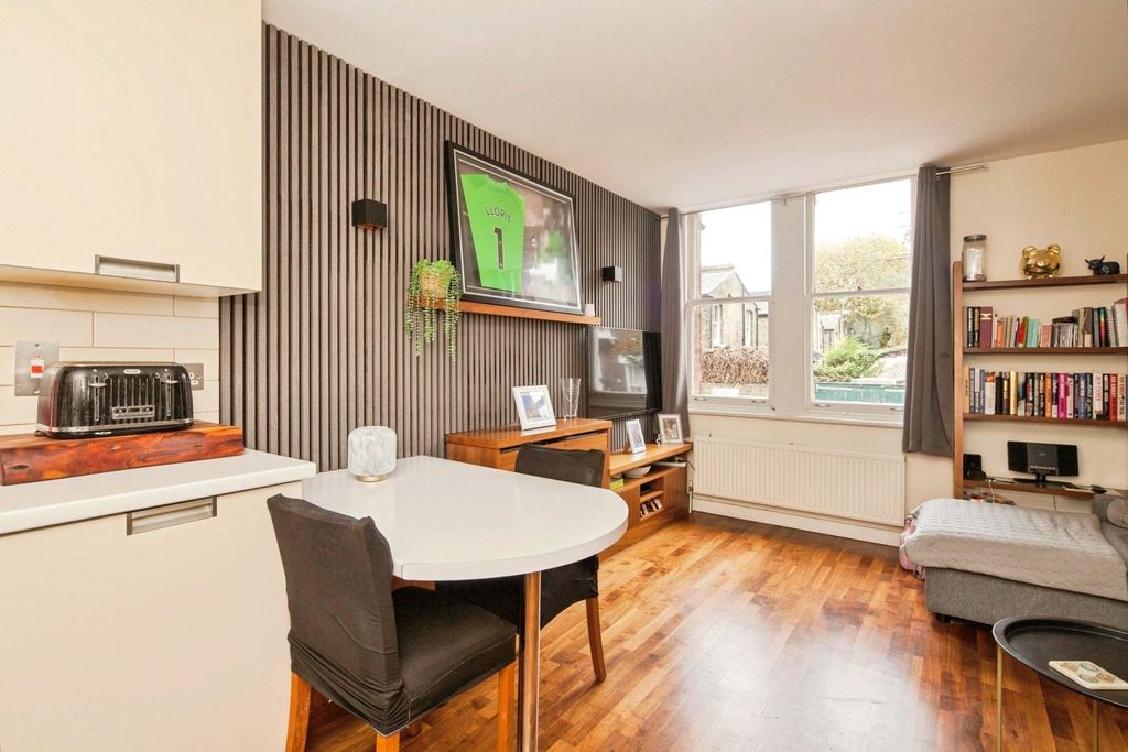 Property photo 2 of 17 Picture No. 24