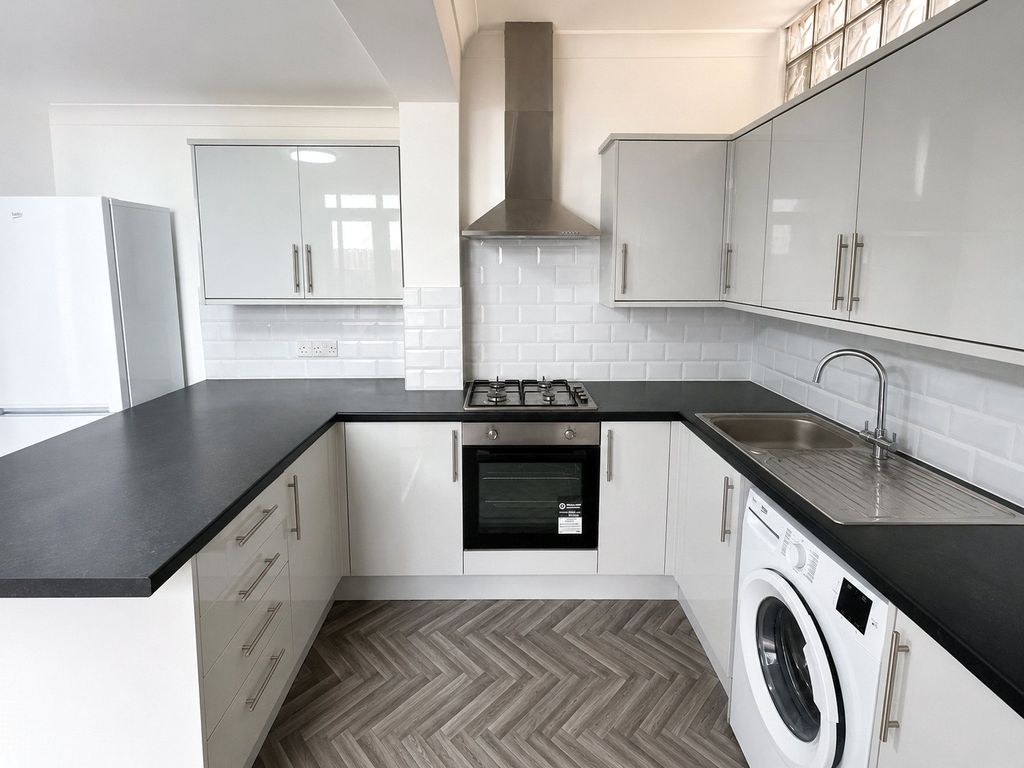 Property photo 3 of 9 Kitchen