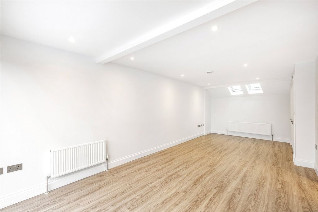 Property photo 3 of 8 Studio