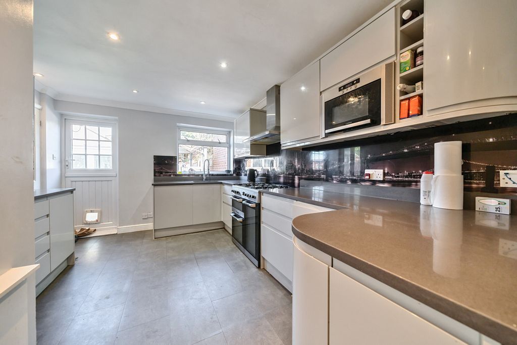 Property photo 2 of 25 Kitchen