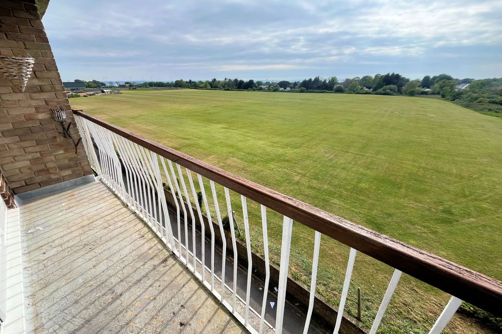 Property photo 3 of 9 Balcony
