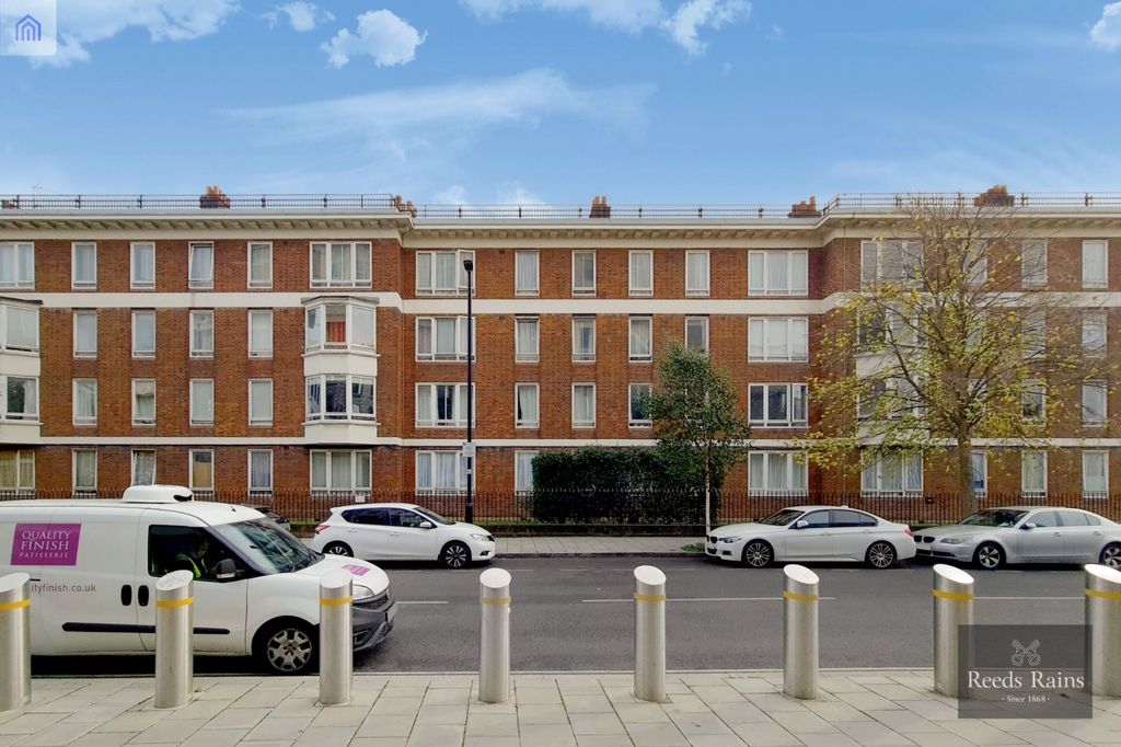 Property photo 3 of 8 External