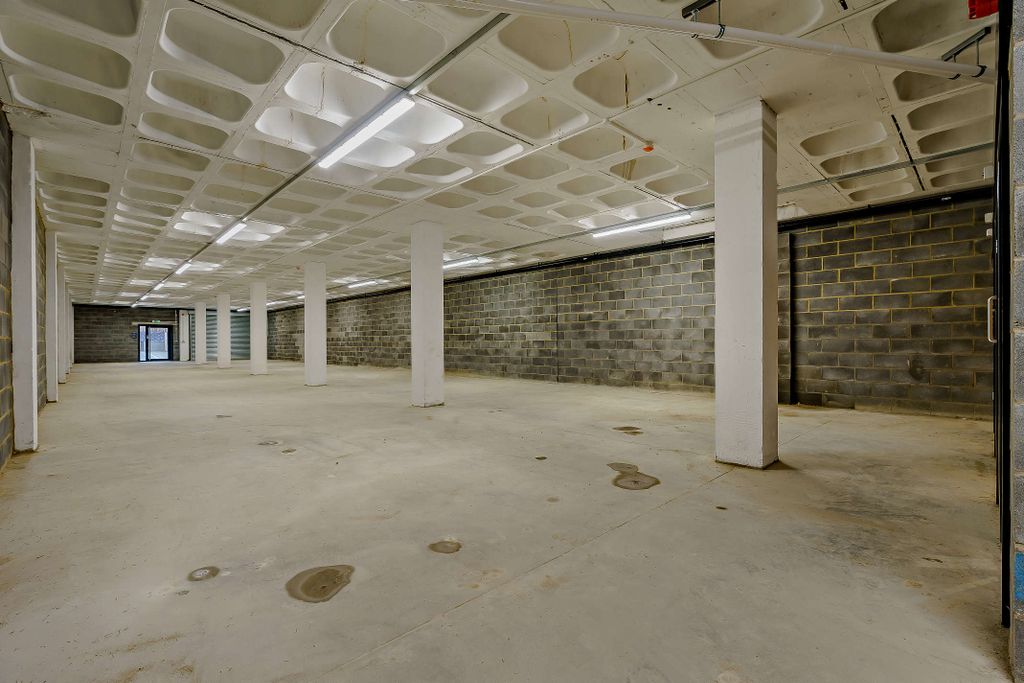 Property photo 3 of 16 8494320-Interior14-800