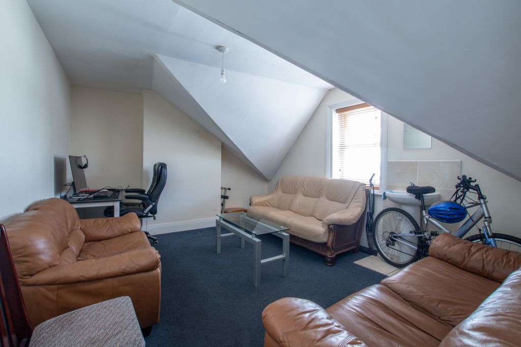 Property photo 2 of 25