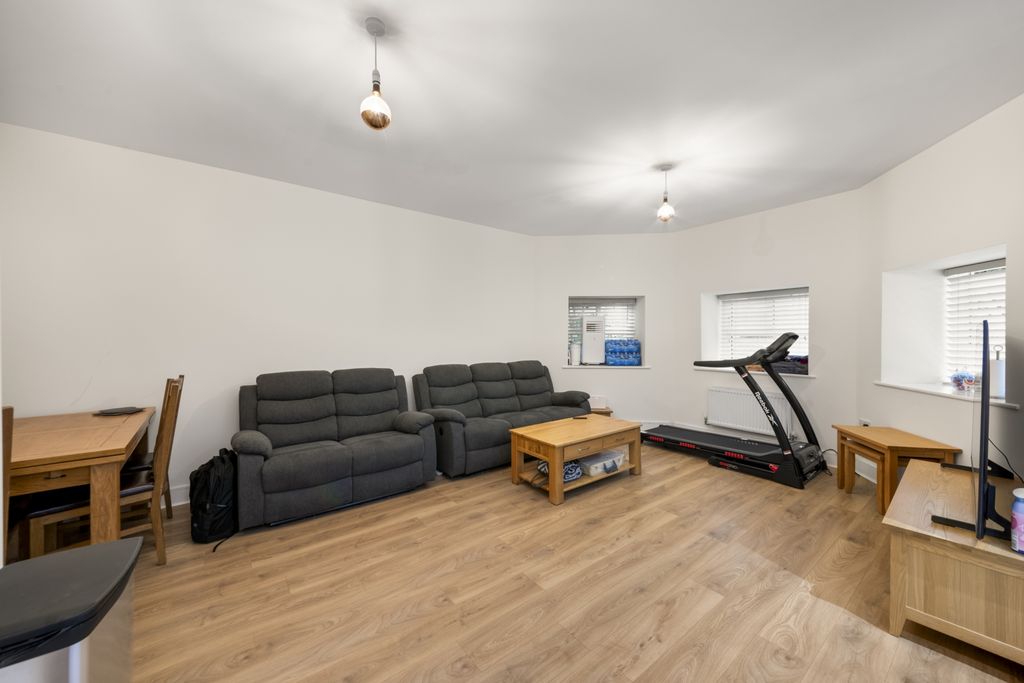 Property photo 2 of 9 Photo 3