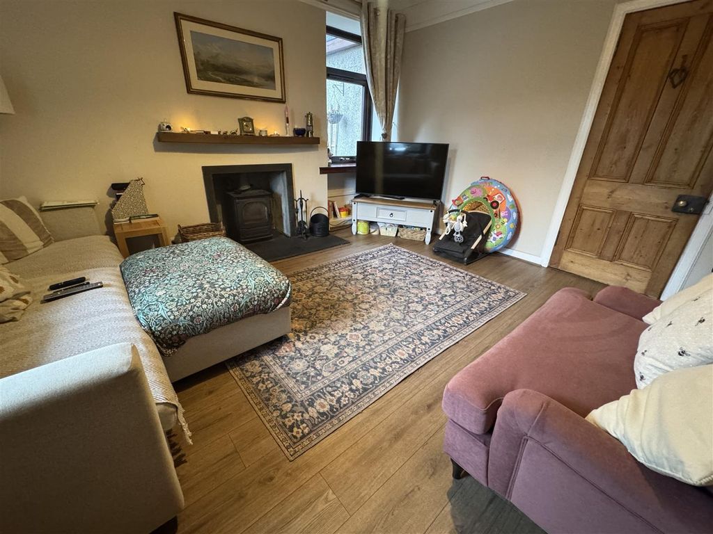 Property photo 3 of 17 Lounge 2.Jpg