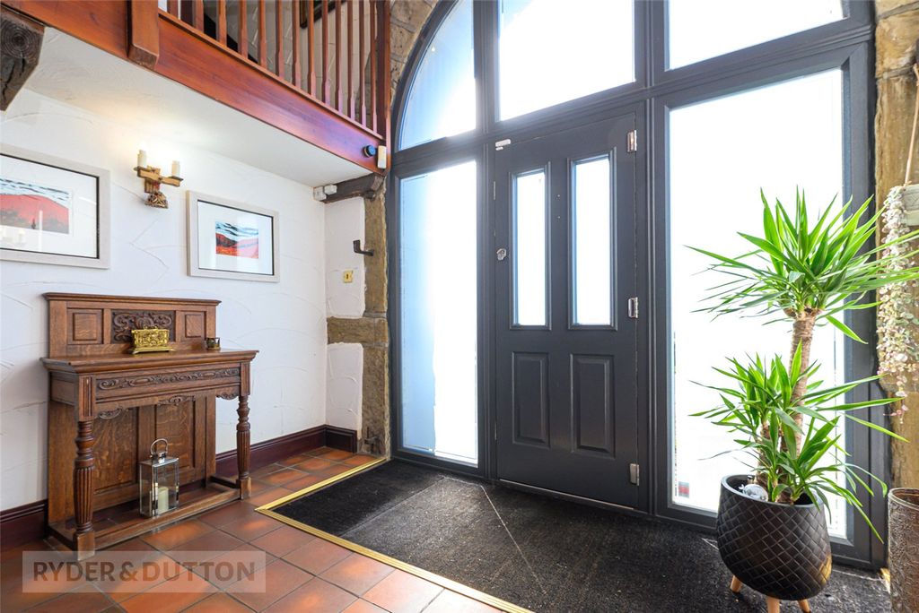 Property photo 3 of 27 Entrance Hall