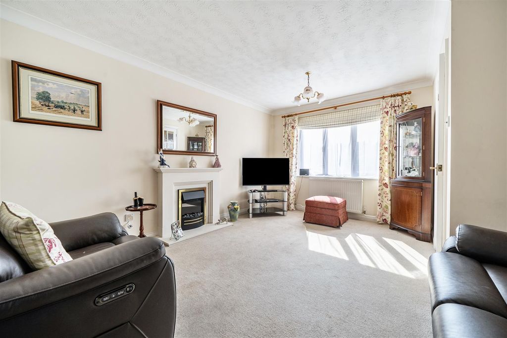 Property photo 2 of 14 Sitting Room
