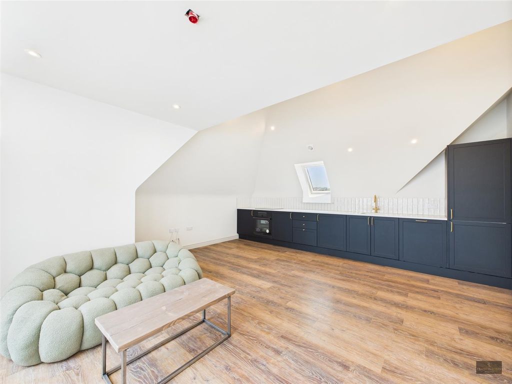 Property photo 2 of 8 Cam02887G0-Pr0446-Still023.Jpg