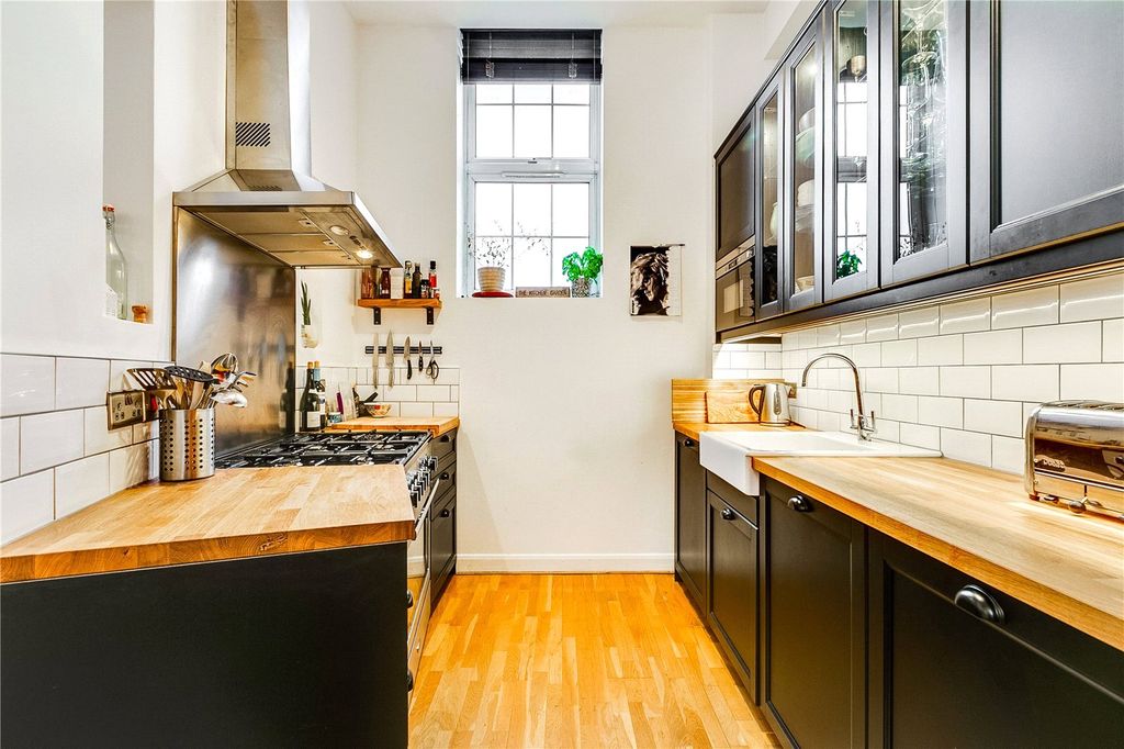 Property photo 2 of 10 Kitchen