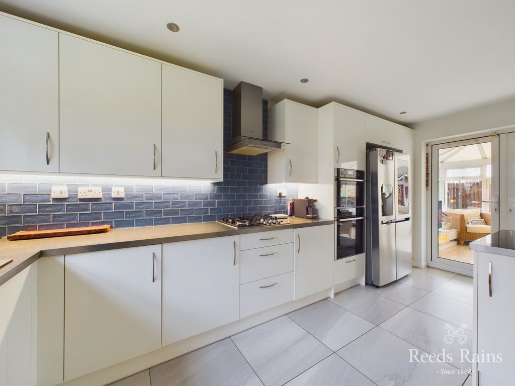 Property photo 2 of 27 Breakfast Kitchen