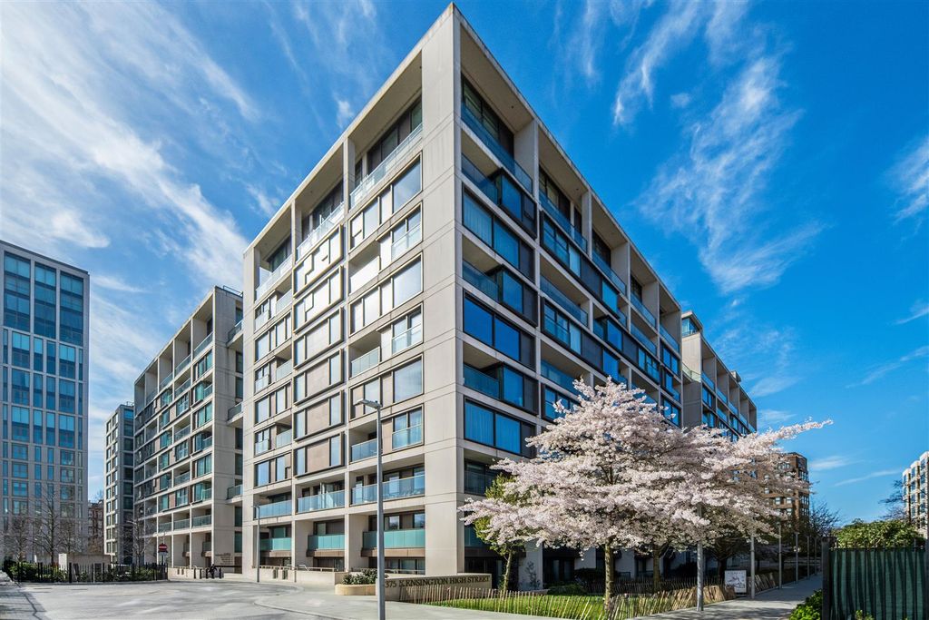 Property photo 2 of 14 32 Trinity House 4100 Extl.Jpg