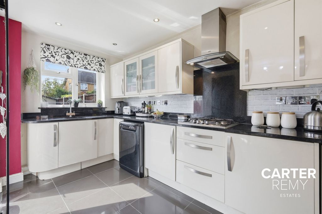 Property photo 2 of 34