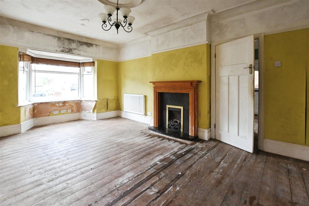 Property photo 2 of 8 Lounge