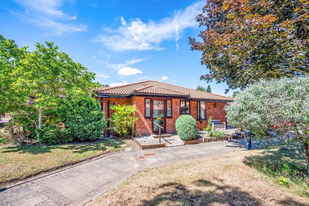 Property photo 1 of 13 Oakmead Green