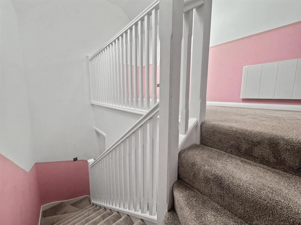 Property photo 3 of 18 03_003 Stairwell.Jpeg