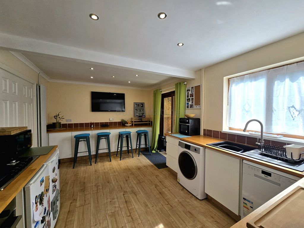Property photo 3 of 27 Kitchen