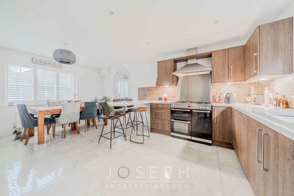 Property photo 3 of 26