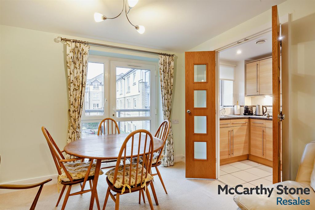 Property photo 2 of 11 8677354-Interior07-800.Jpg