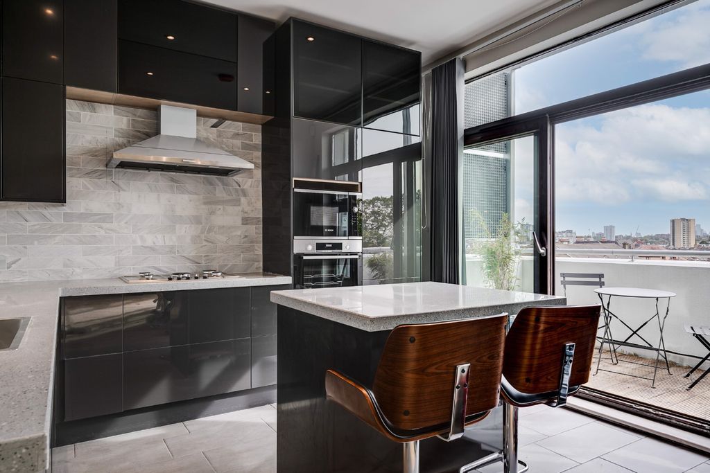 Property photo 3 of 10 4634122