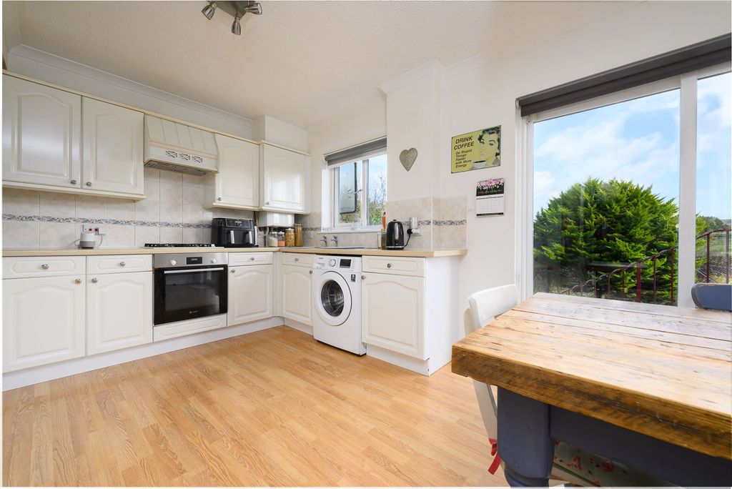 Property photo 3 of 28