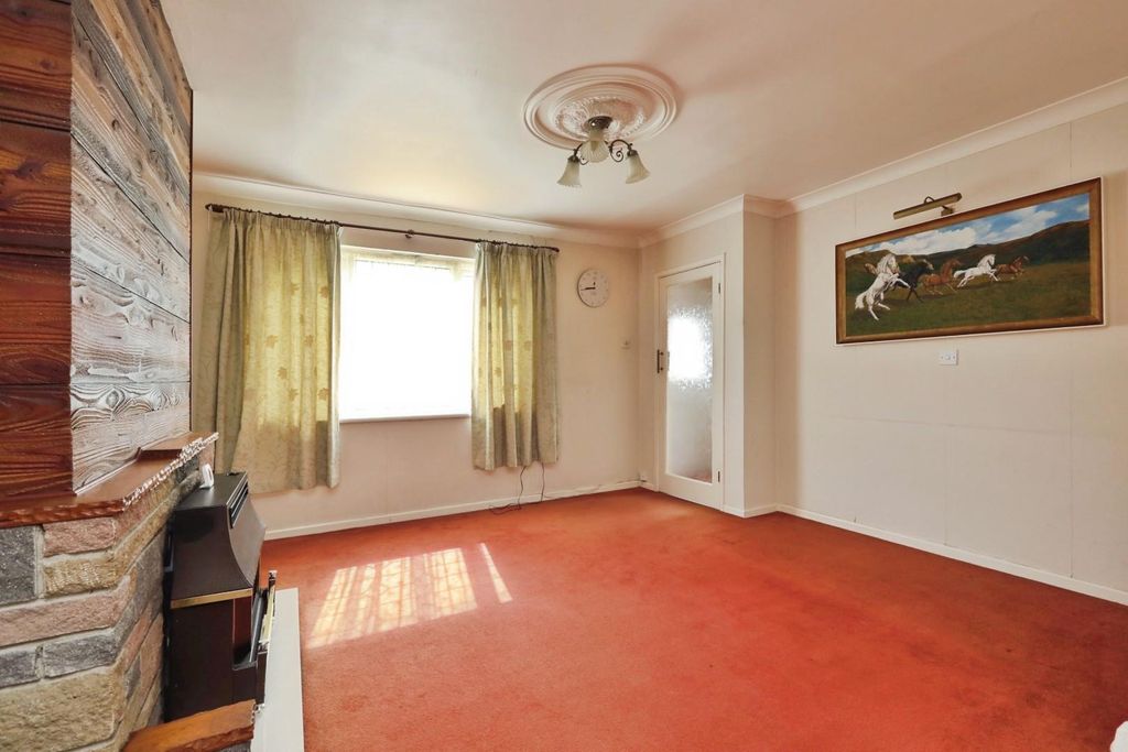 Property photo 3 of 18 Lounge