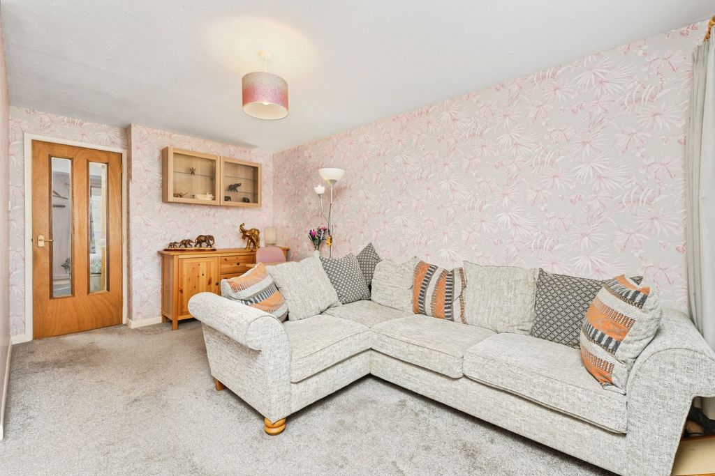 Property photo 3 of 9 2d3E7246-70 20Limebank 20Park 2006