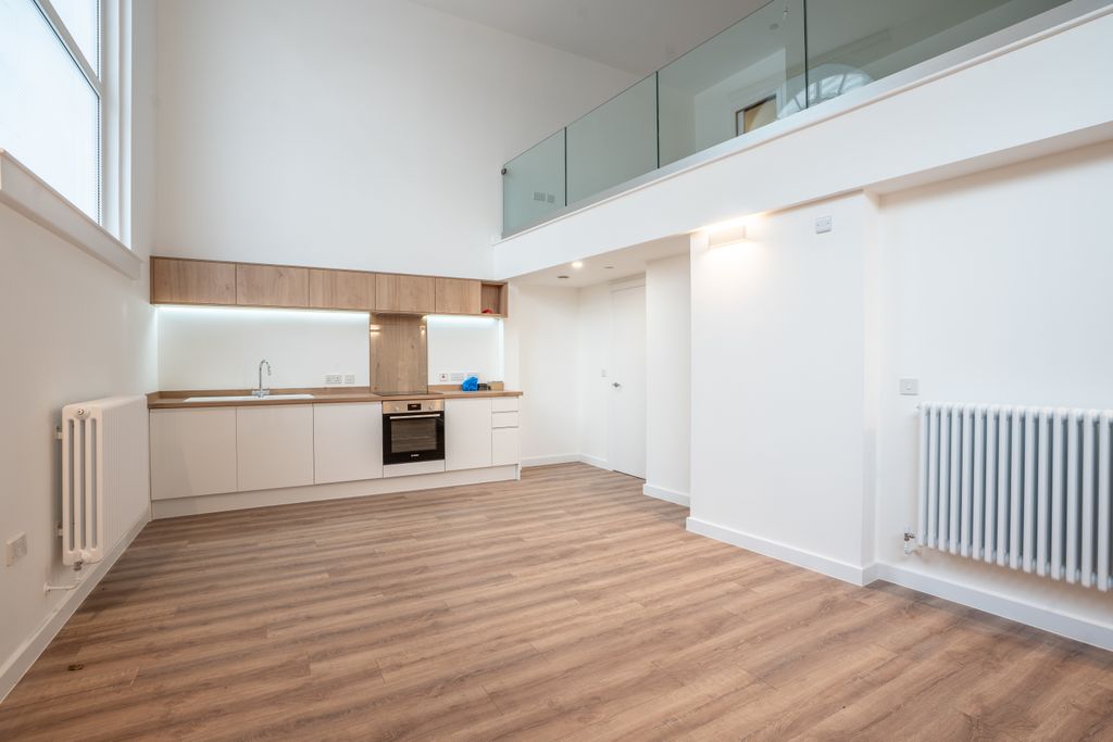 Property photo 2 of 11 002Thebank7