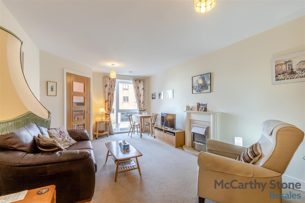 Property photo 2 of 23 8676928-Interior02.Jpg