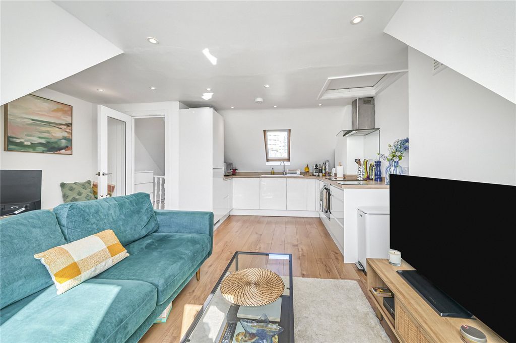 Property photo 2 of 16 Picture No. 11