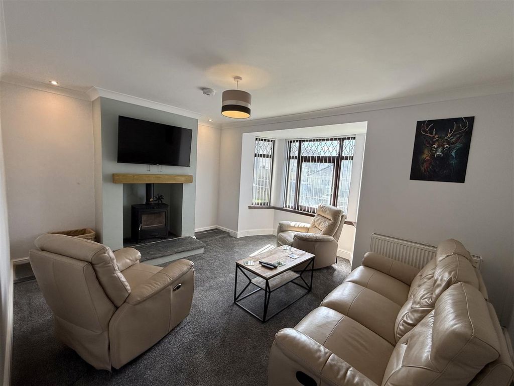 Property photo 2 of 18 Lounge/ Living Room