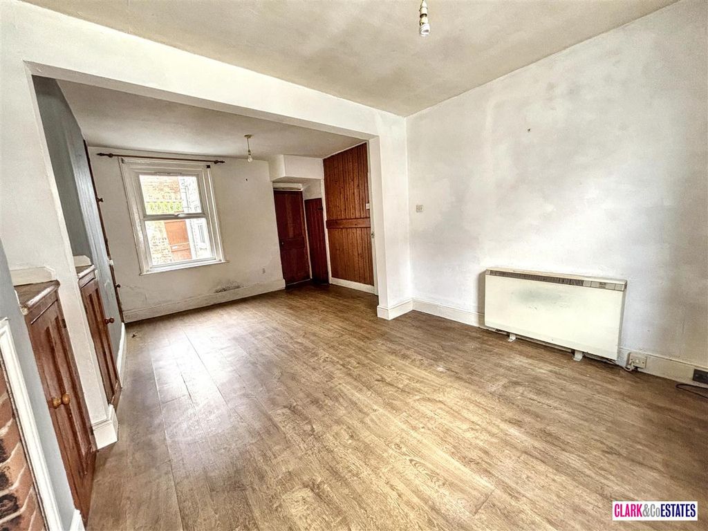 Property photo 3 of 9 Lounge