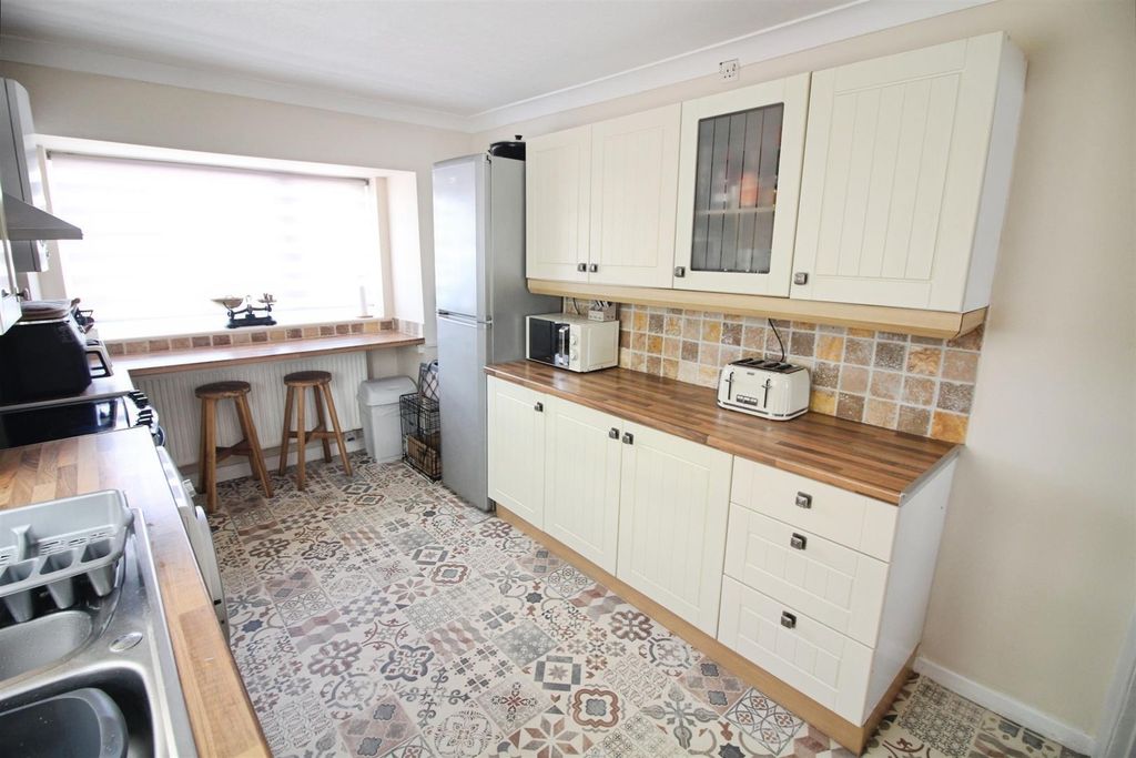 Property photo 2 of 10 Kitchen