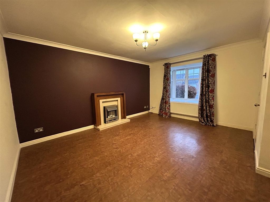 Property photo 2 of 17 Lounge