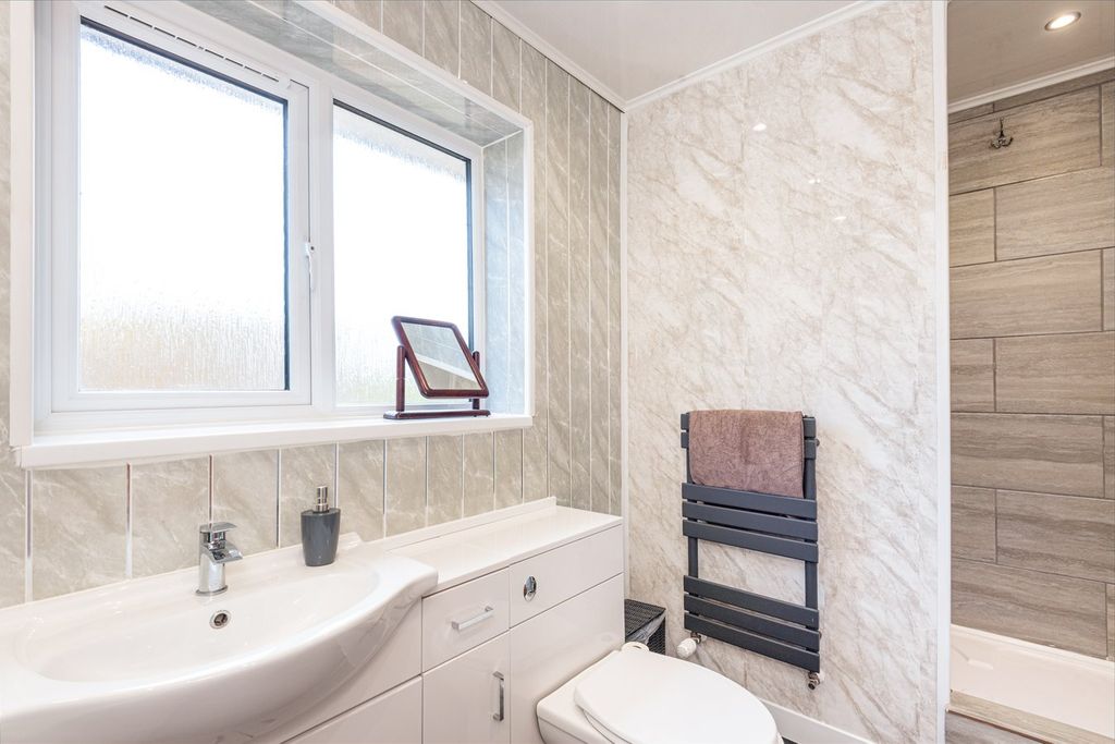 Property photo 3 of 24 Bathroom