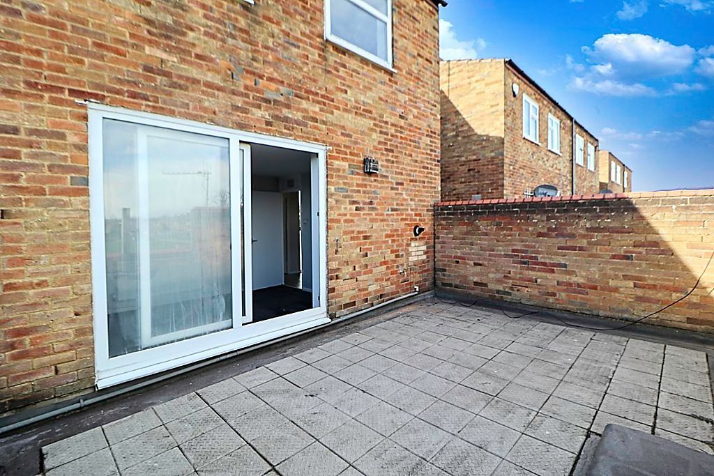 Property photo 3 of 10 Balcony