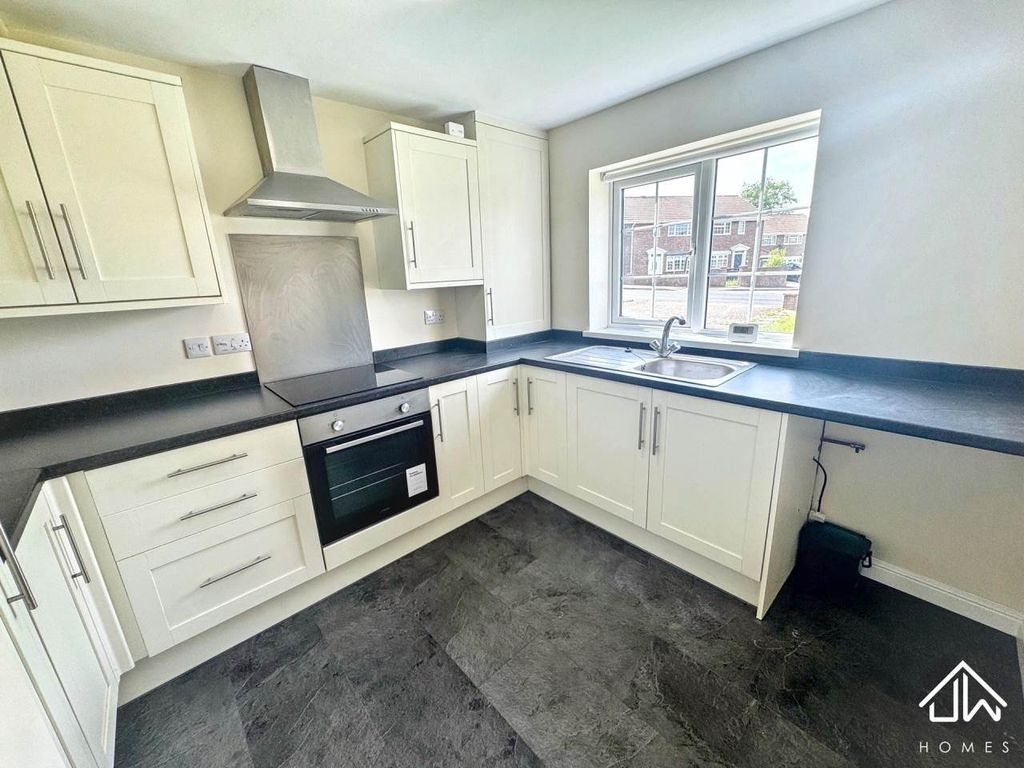 Property photo 3 of 11 Kitchen