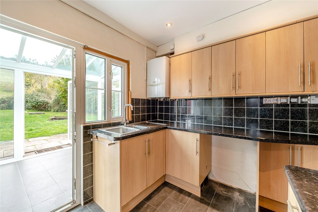 Property photo 3 of 10 Kitchen