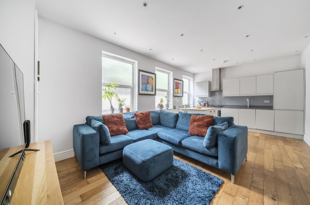 Property photo 3 of 18 1334378-5-68921Af...