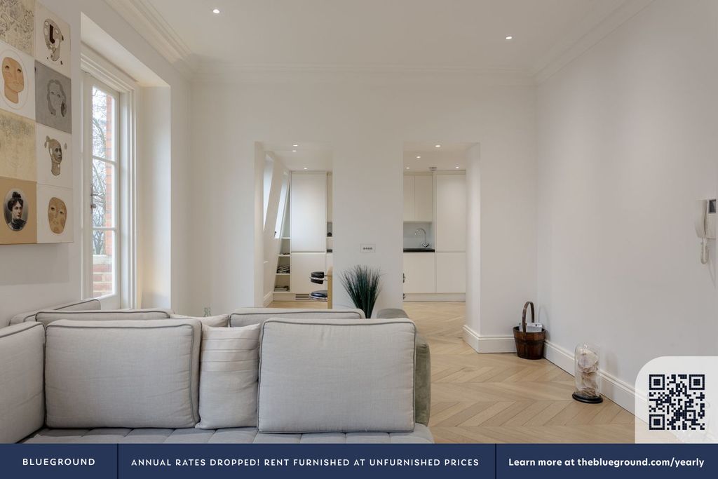 Property photo 3 of 21 Living Room