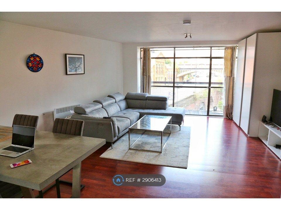 Property photo 1 of 20 Living Room