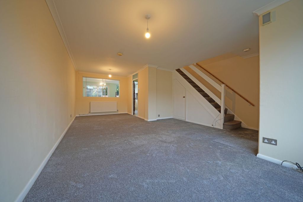 Property photo 2 of 8 Heather Close, Sittingbourne - Lounge