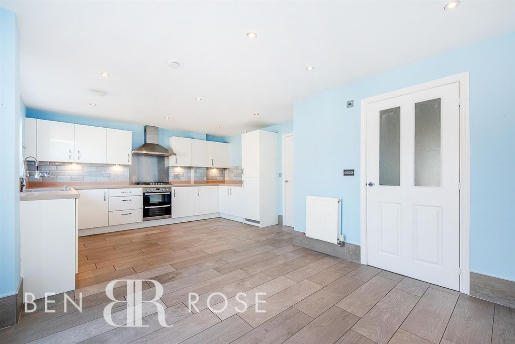 Property photo 2 of 28 Kitchen/Diner