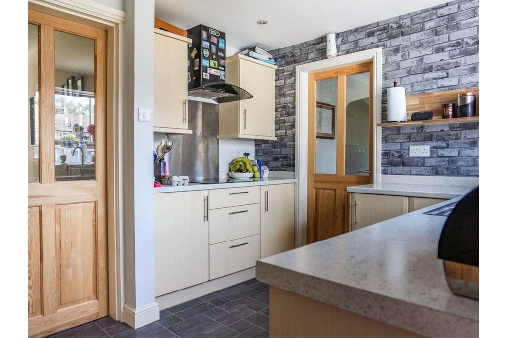 Property photo 3 of 20 Kitchen