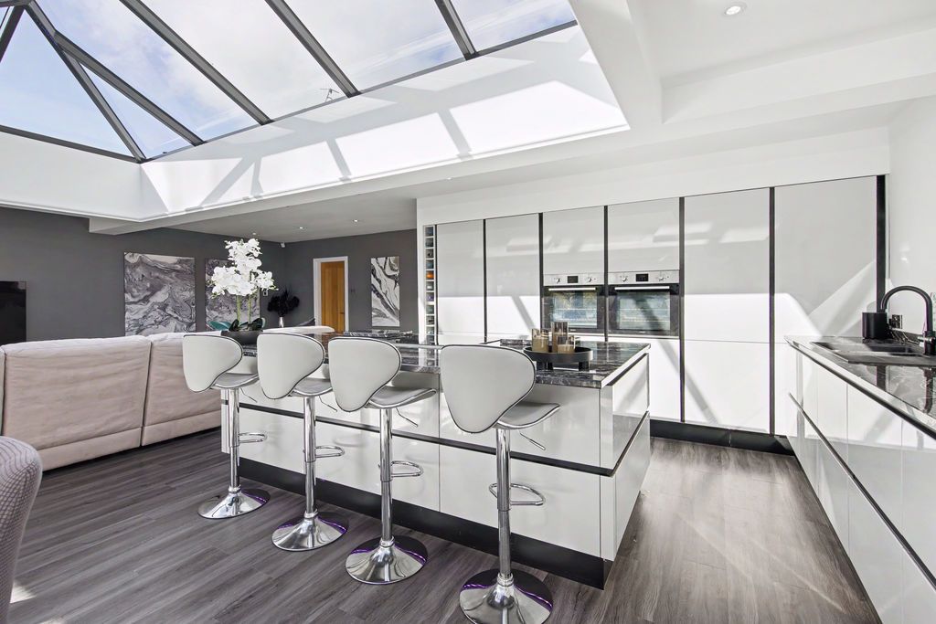 Property photo 3 of 31 Kitchen