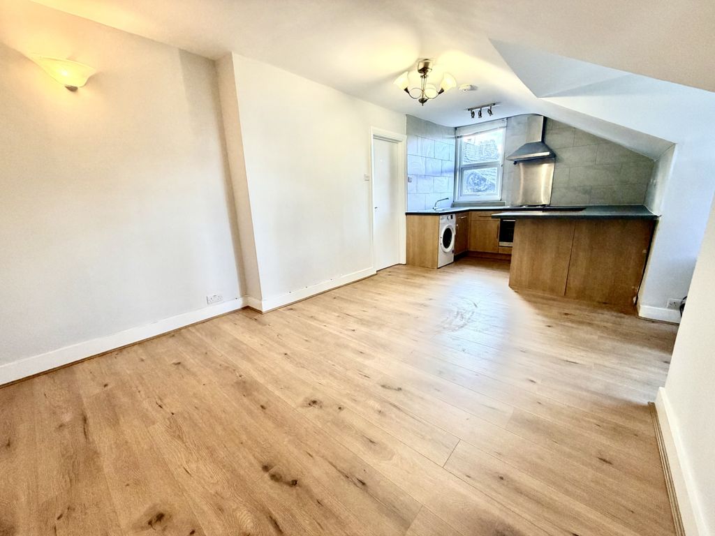 Property photo 3 of 12 19922302-8Cdf-4A96-8d27-525Dd247Ec27