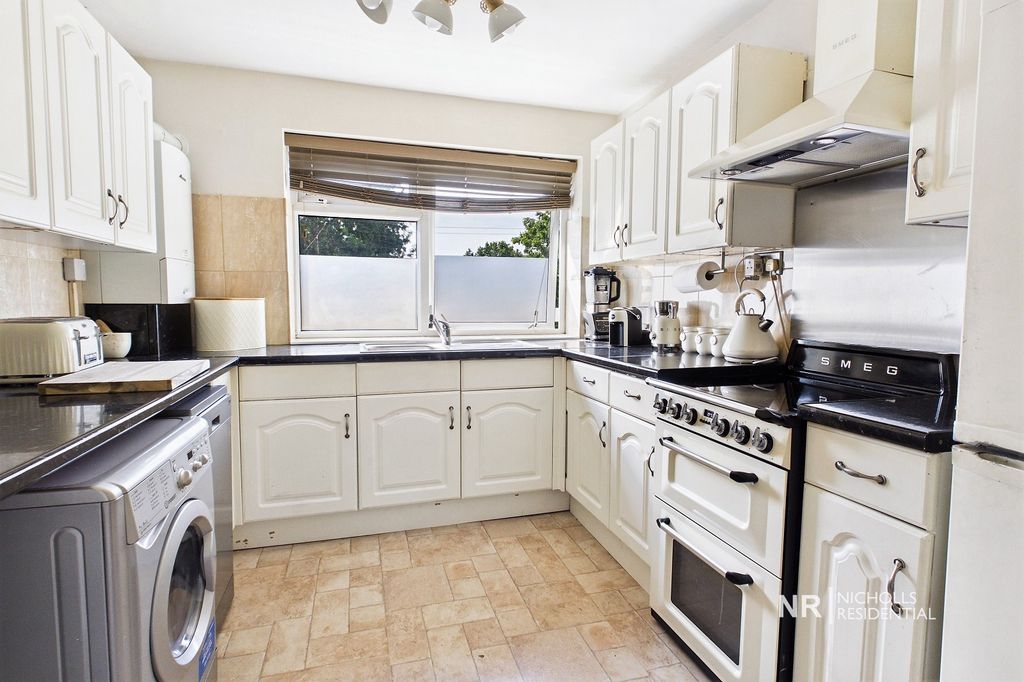 Property photo 2 of 11 Kitchen
