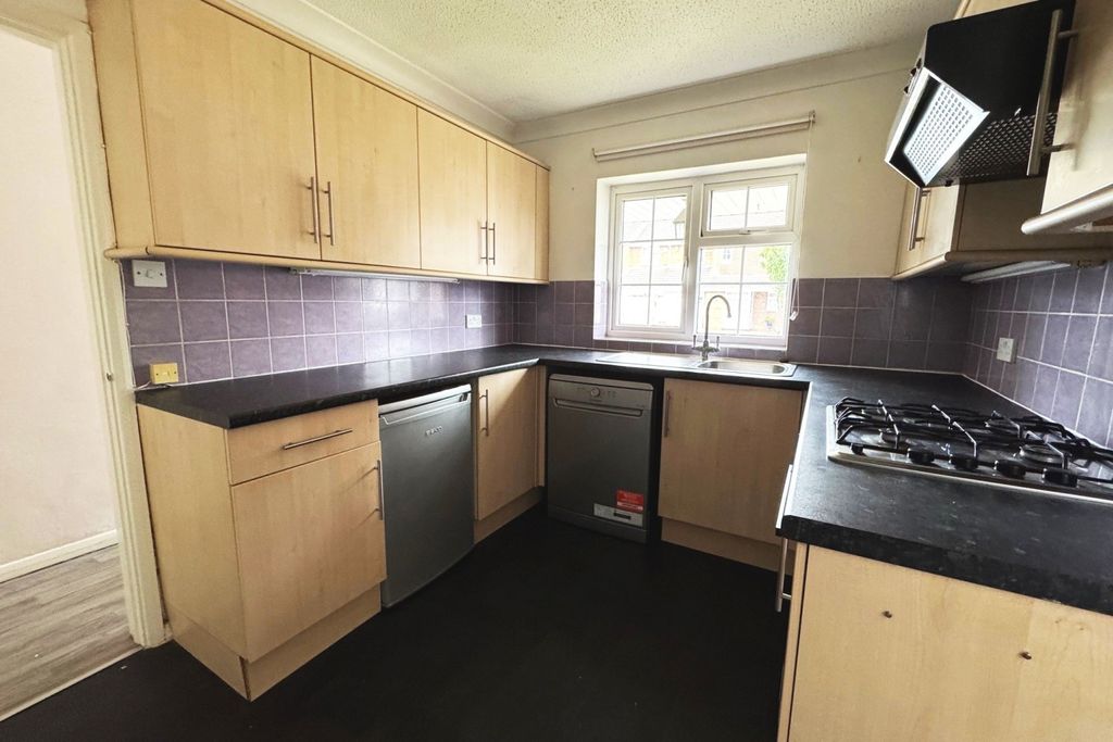Property photo 3 of 10 Kitchen