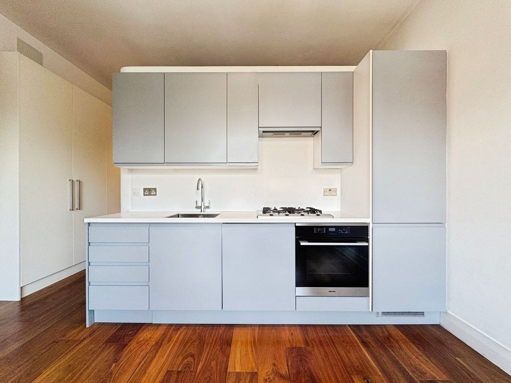 Property photo 3 of 11 Kitchen