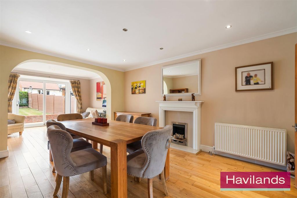 Property photo 3 of 17 Corby Crescent-10.Jpg